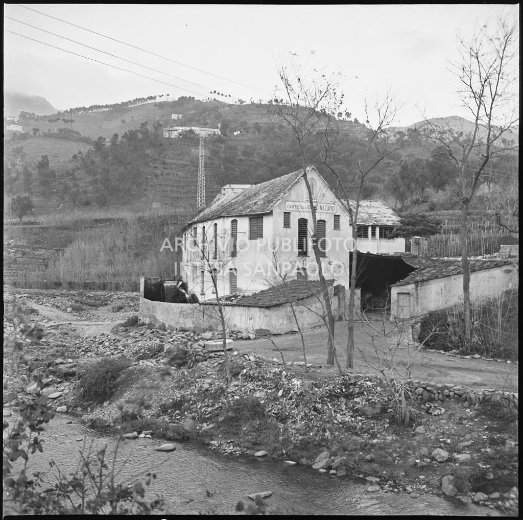 Veduta di un fabbricato della cartiera Valle Nazario nella valle del Lerone<br>26732