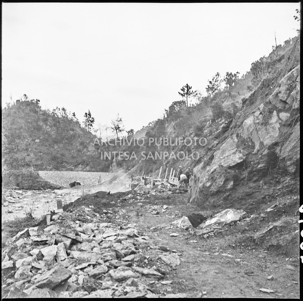 Uomini al lavoro lungo l'argine di un torrente nei pressi dello stabilimento Belsana<br>26675