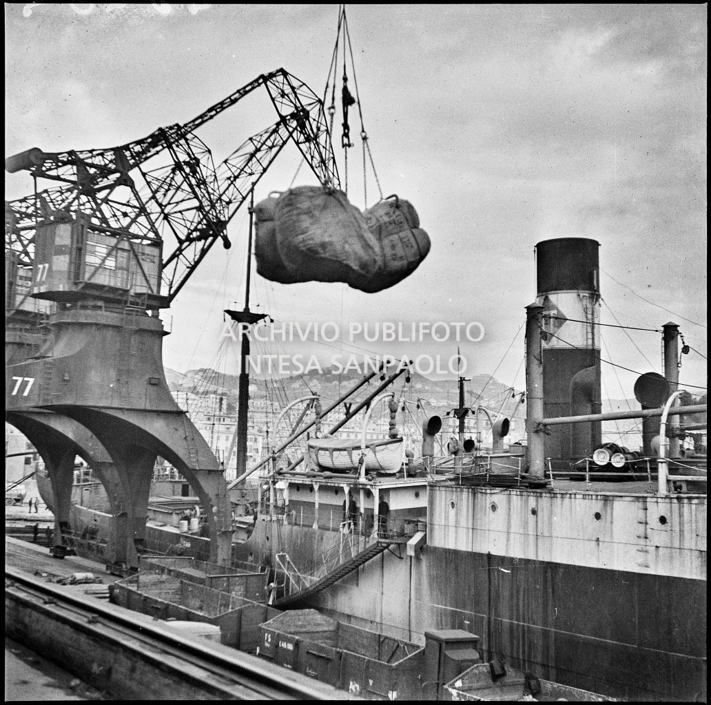 Nave mercantile con un carico di lana attraccata al porto di Genova. Operazioni di scarico con gru portuale<br>23262
