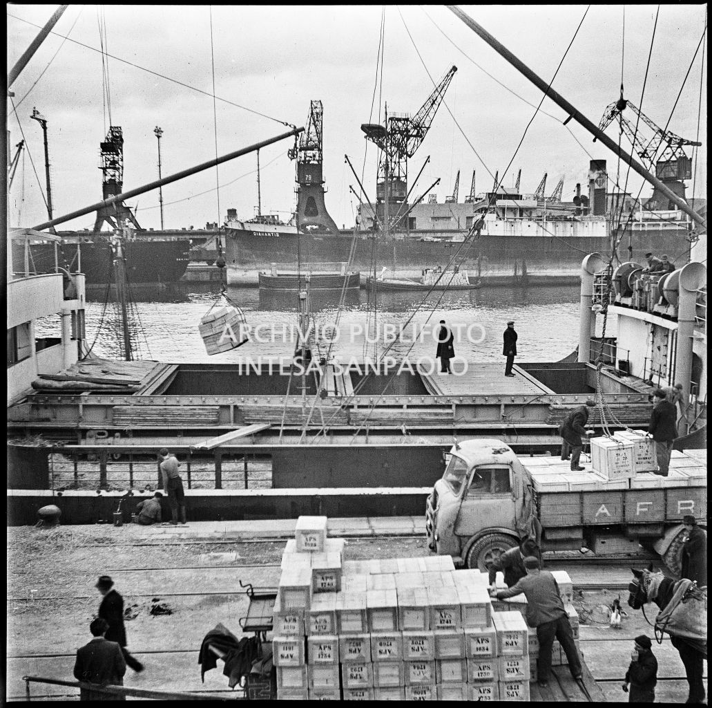 Carico merce per l'esportazione su una nave mercantile attraccata al porto di Genova.<br>23264