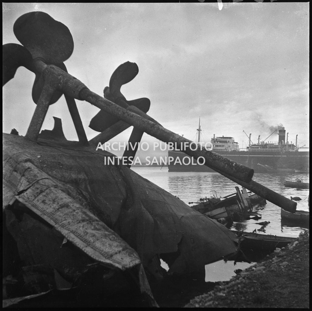 Eliche di navi nel porto di Genova<br>23270