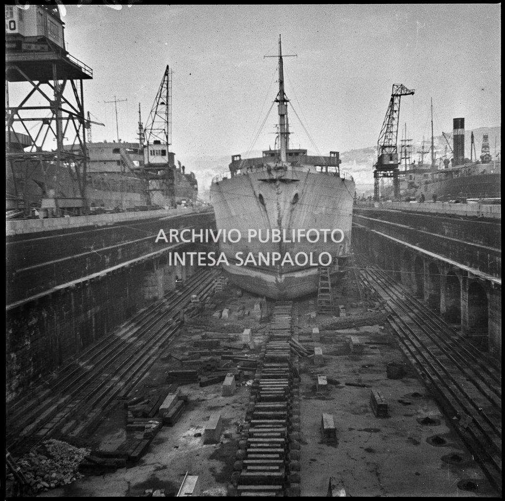 Nave mercantile nel bacino di riparazione al Porto di Genova<br>23273