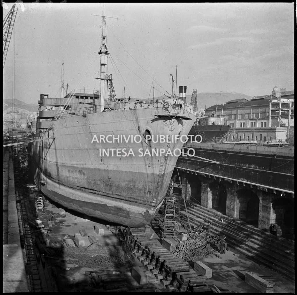 Nave mercantile nel bacino di riparazione al Porto di Genova<br>23275