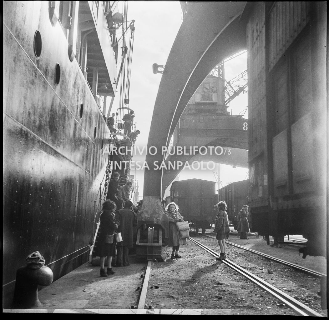 Banchina al porto di Genova: controlli della polizia<br>23281