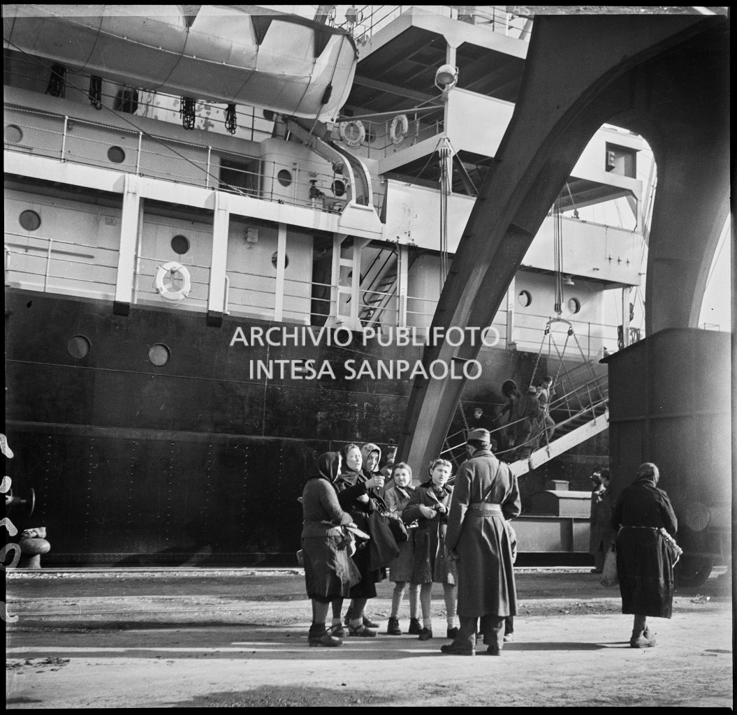 Banchina al porto di Genova: controlli della polizia; sullo sfondo la fiancata di una nave passeggeri ormeggiata<br>23282
