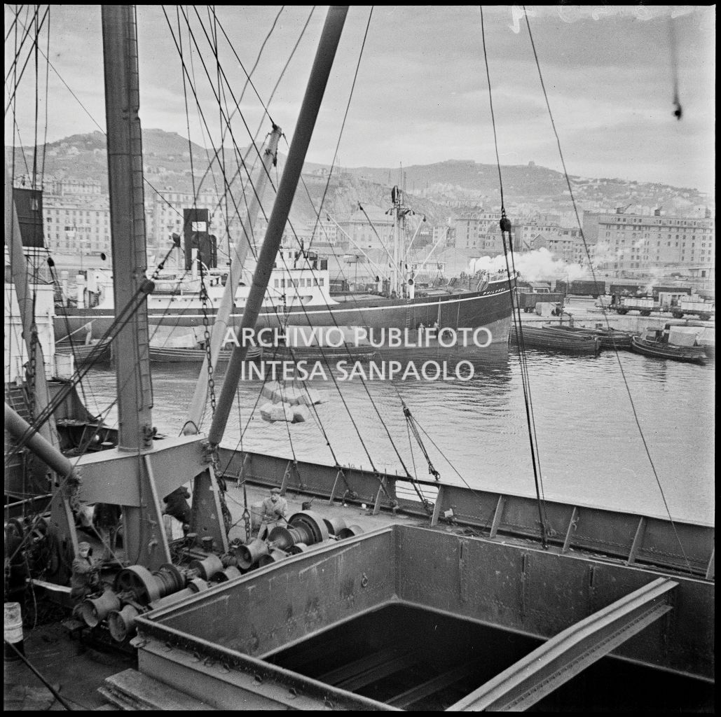 Scorcio del porto di Genova e di navi ormeggiate<br>23284