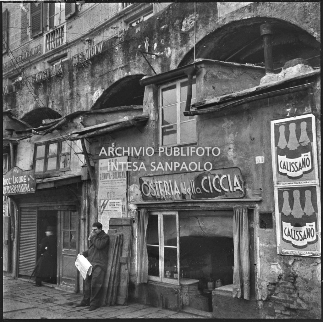 Ingresso dell'Osteria della Ciccia in via Antonio Gramsci a Genova. Affissi al muro le pubblicità dello spumante Calissano.<br>23290
