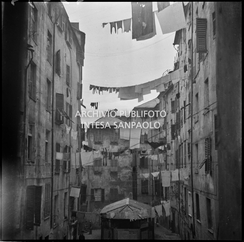 Scorcio di una via a Genova con numerosi panni stesi tra i palazzi<br>23292