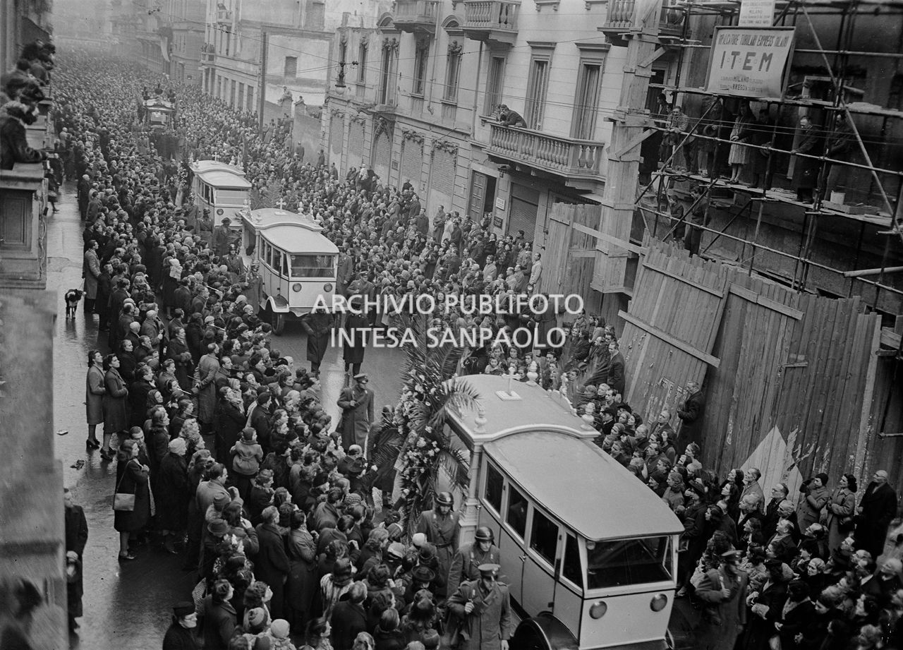 La folla assiste al passaggio dei quattro carri funebri che trasportano le vittime del delitto di via San Gregorio il giorno dei funerali