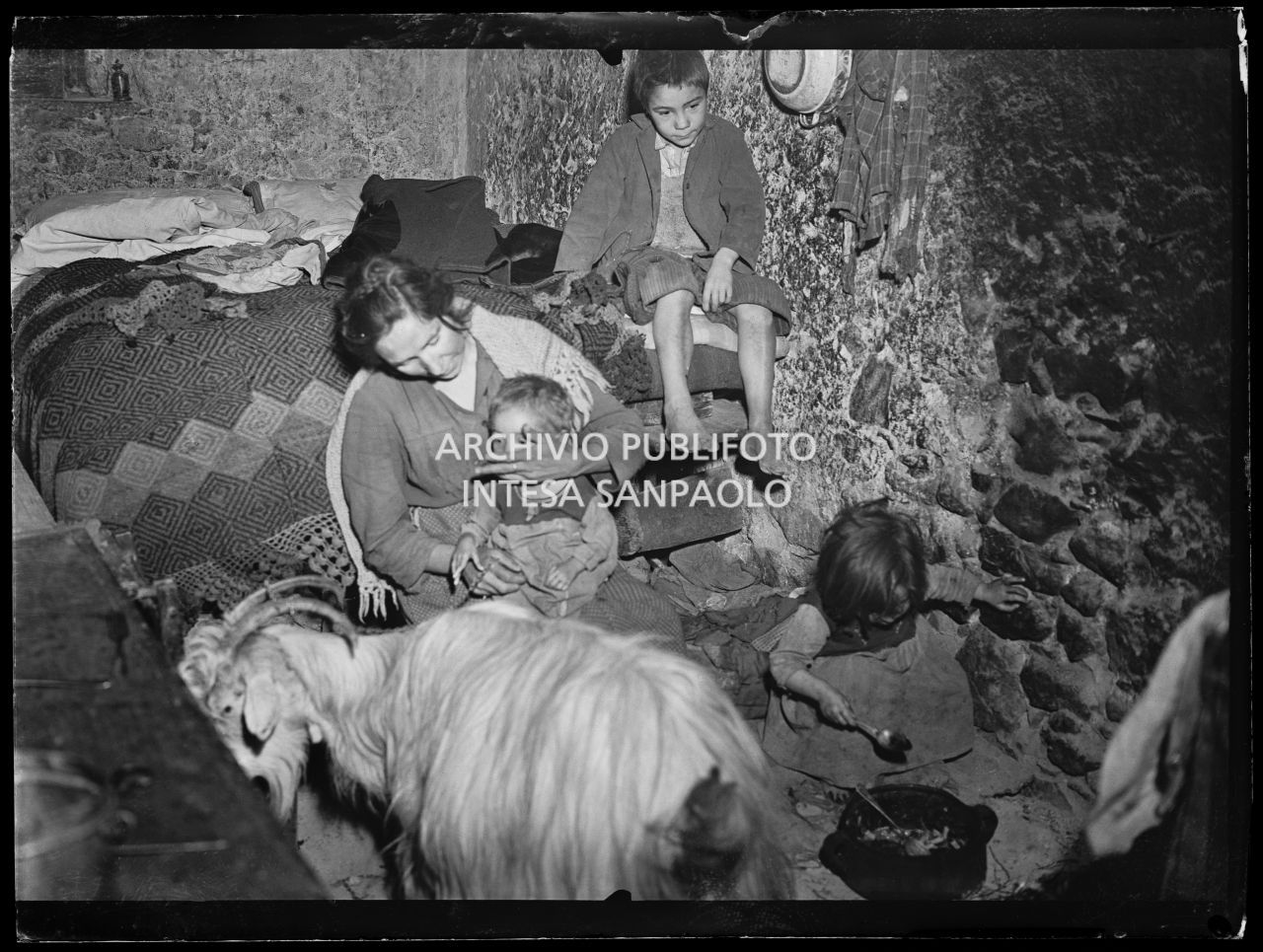 Africo, interno con una donna, tre bambini e una capra