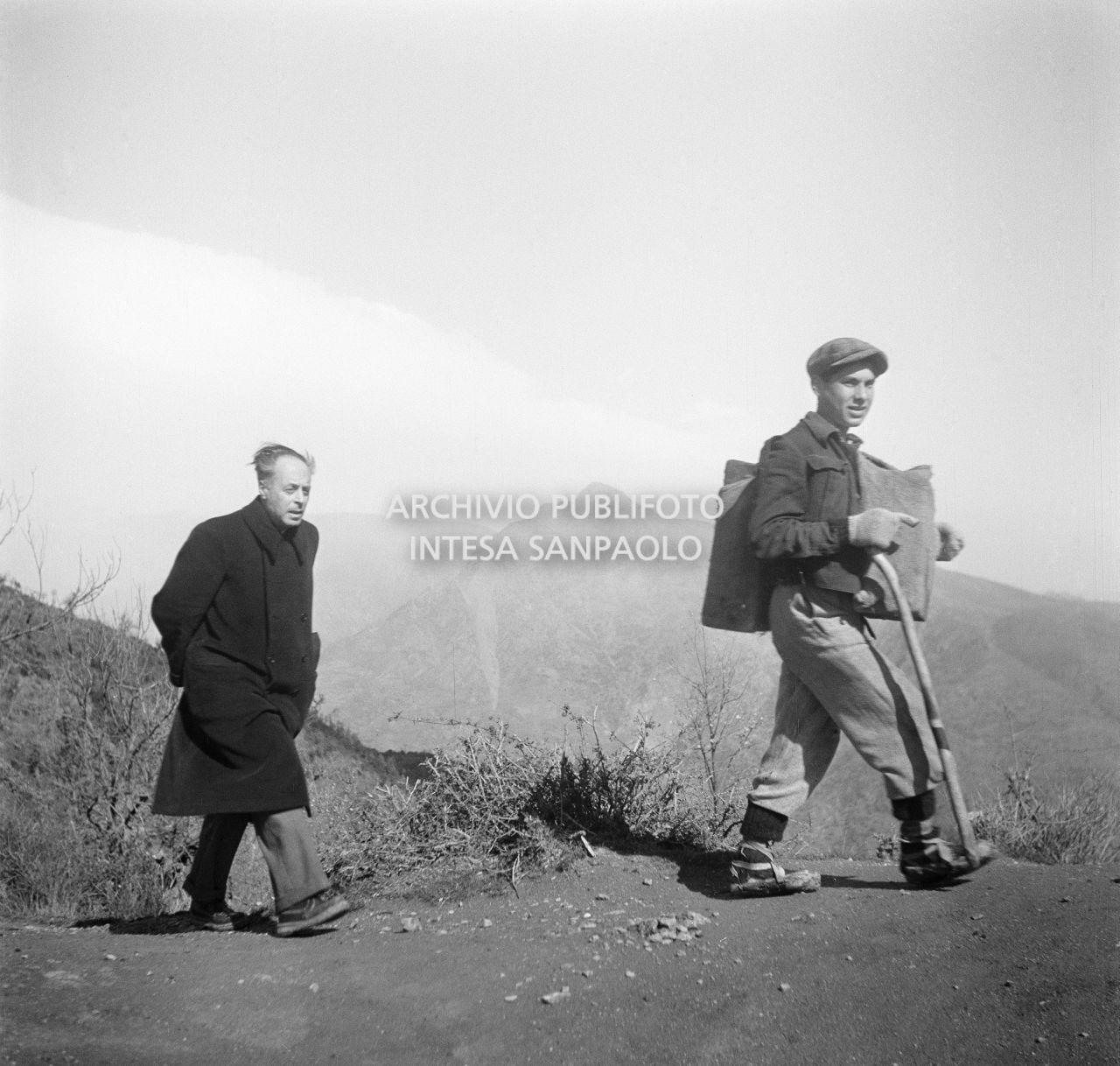 Il giornalista Tommaso Besozzi, inviato da L'Europeo nel paese di Africo, al seguito di una giovane guida locale