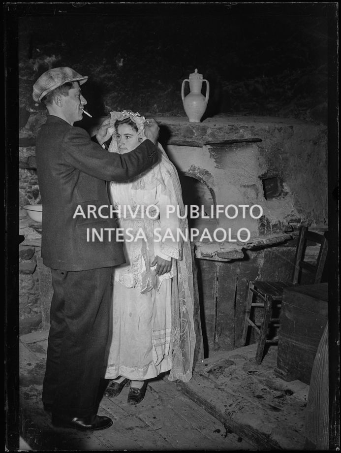 Africo, uno sposo sistema il velo alla sposa