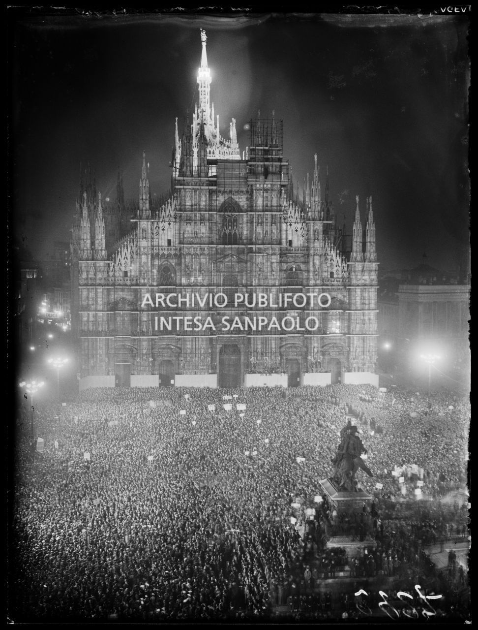 Adunata notturna di folla in piazza del Duomo a Milano