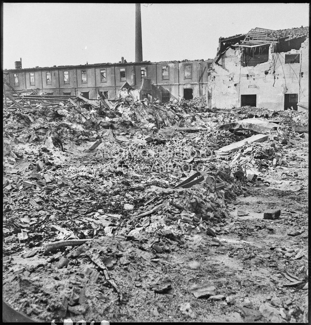 Deposito carta del Corriere della Sera, presumibilmente in via Maloia a Milano, distrutto dai bombardamenti