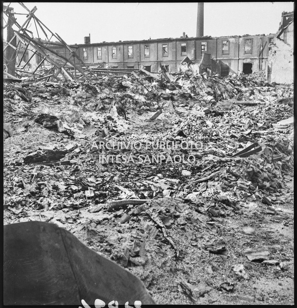 Deposito carta del Corriere della Sera, presumibilmente in via Maloia a Milano, distrutto dai bombardamenti
