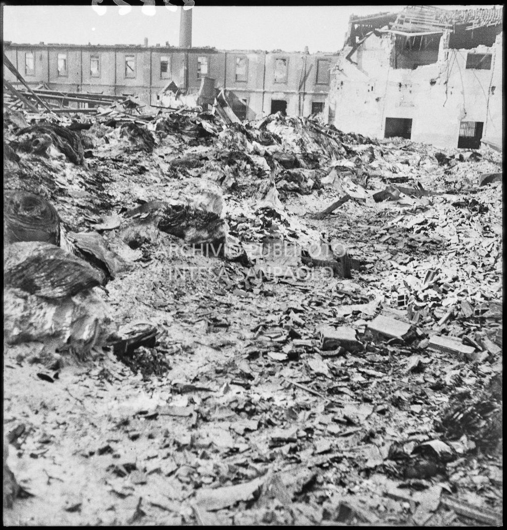 Deposito carta del Corriere della Sera, presumibilmente in via Maloia a Milano, distrutto dai bombardamenti