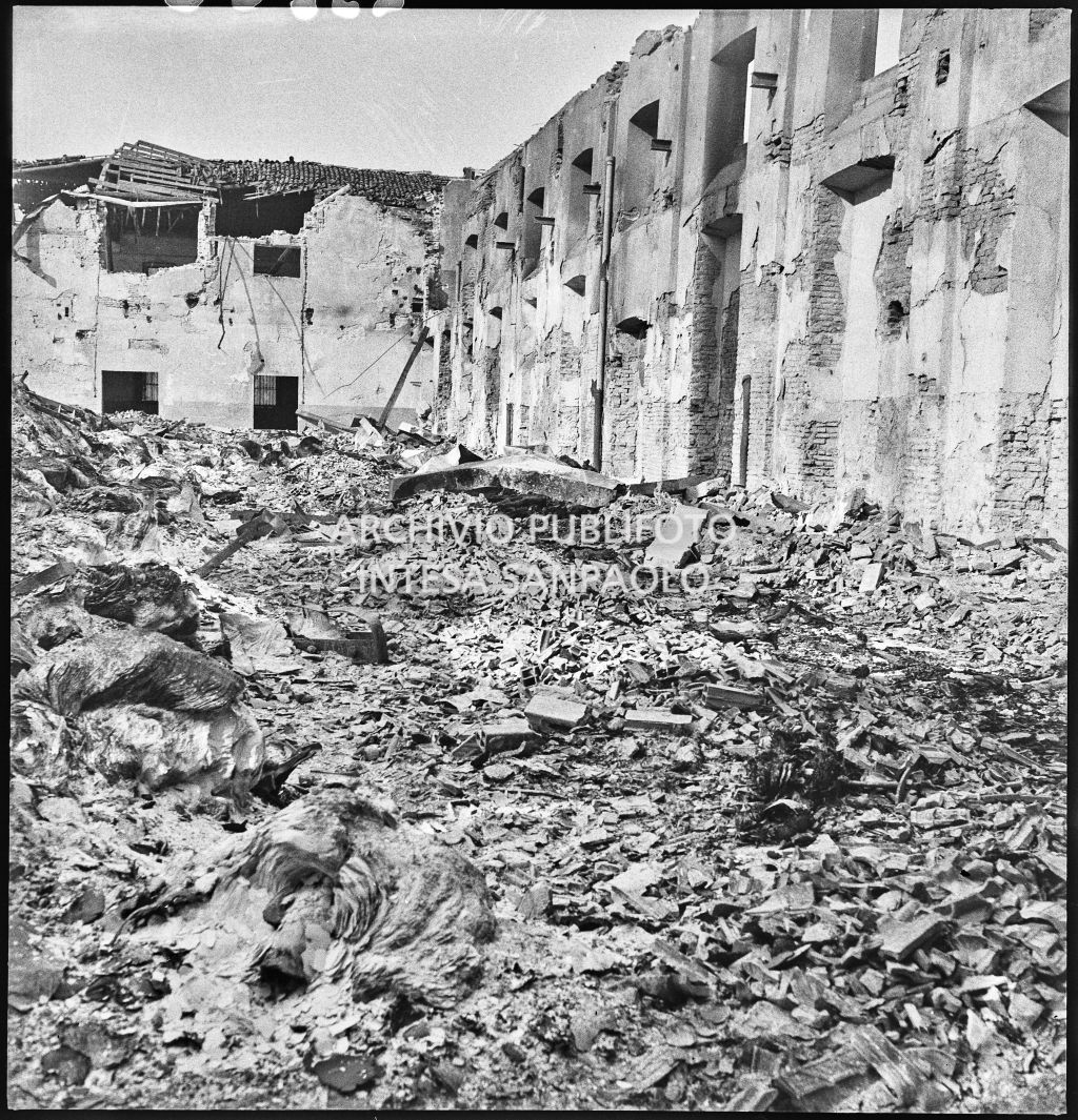 Deposito carta del Corriere della Sera, presumibilmente in via Maloia a Milano, distrutto dai bombardamenti