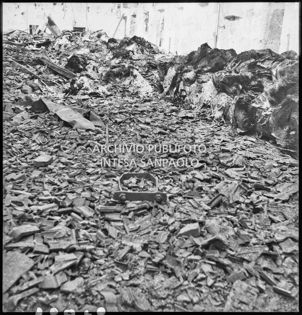 Deposito carta del Corriere della Sera, presumibilmente in via Maloia a Milano, distrutto dai bombardamenti