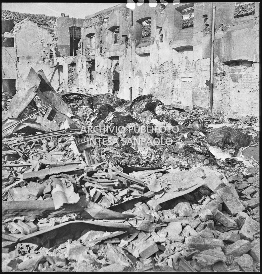 Deposito carta del Corriere della Sera, presumibilmente in via Maloia a Milano, distrutto dai bombardamenti