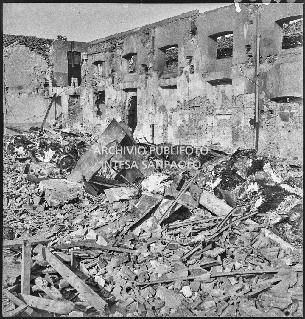 Deposito carta del Corriere della Sera, presumibilmente in via Maloia a Milano, distrutto dai bombardamenti