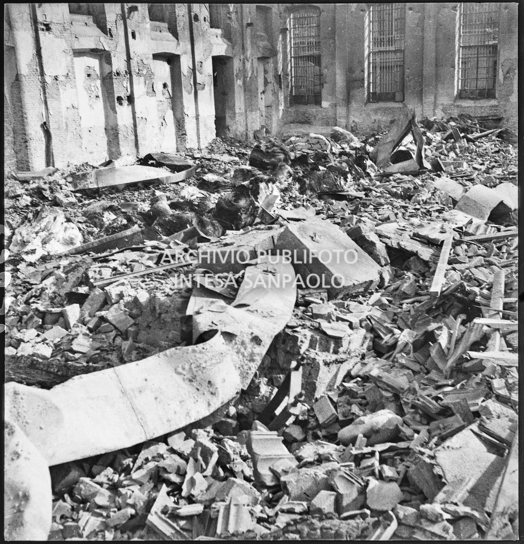 Deposito carta del Corriere della Sera, presumibilmente in via Maloia a Milano, distrutto dai bombardamenti