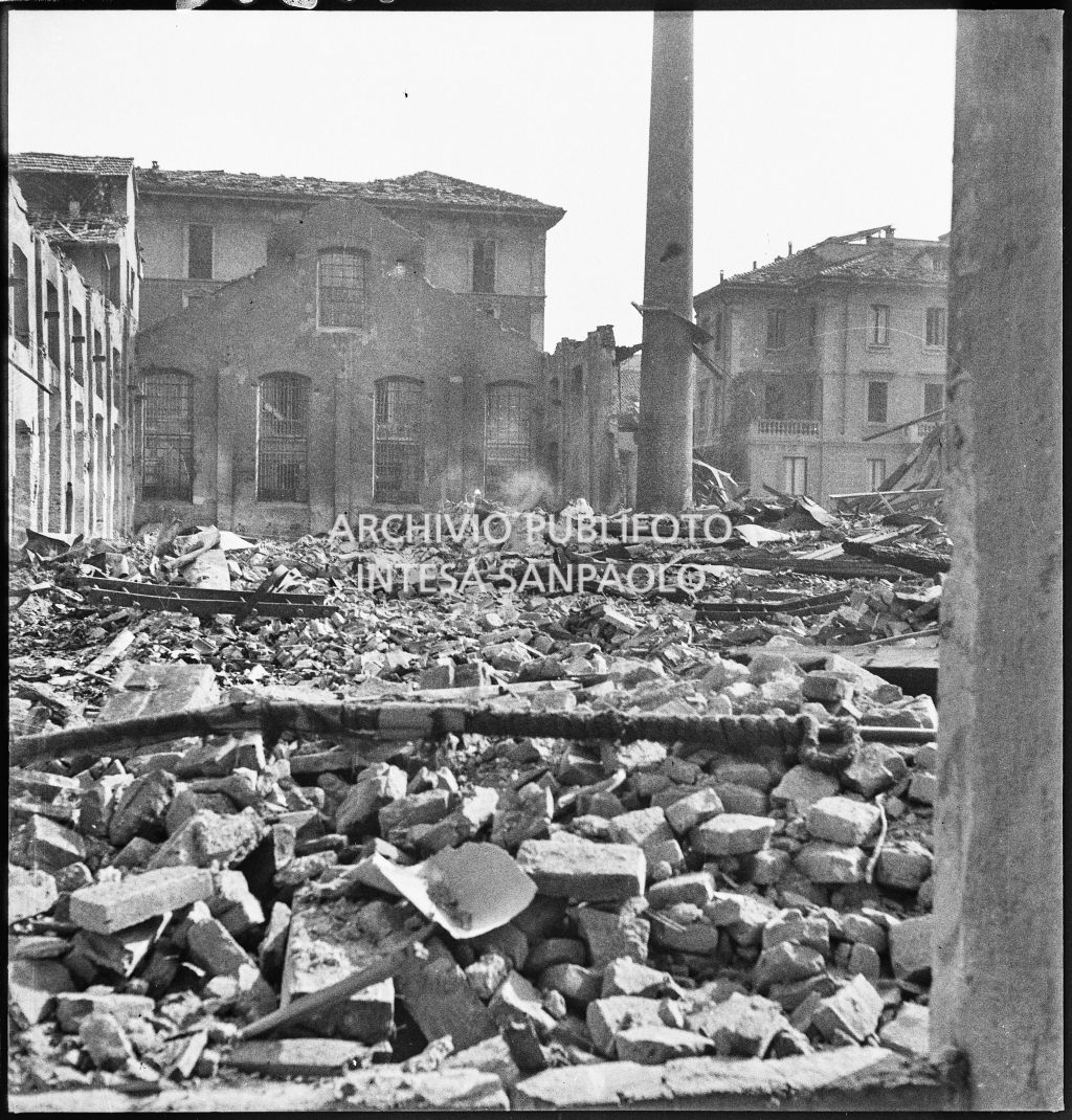 Deposito carta del Corriere della Sera, presumibilmente in via Maloia a Milano, distrutto dai bombardamenti