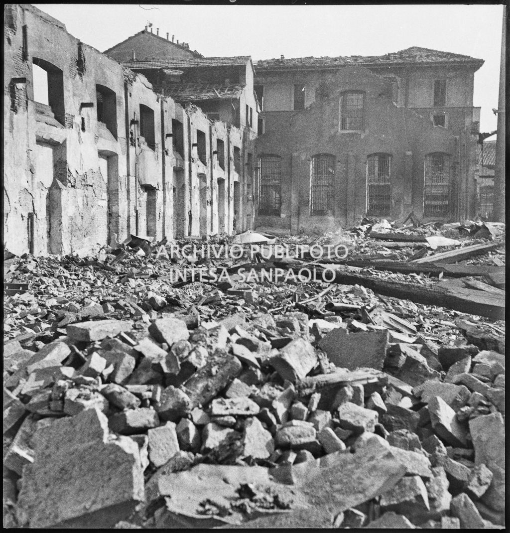 Deposito carta del Corriere della Sera, presumibilmente in via Maloia a Milano, distrutto dai bombardamenti