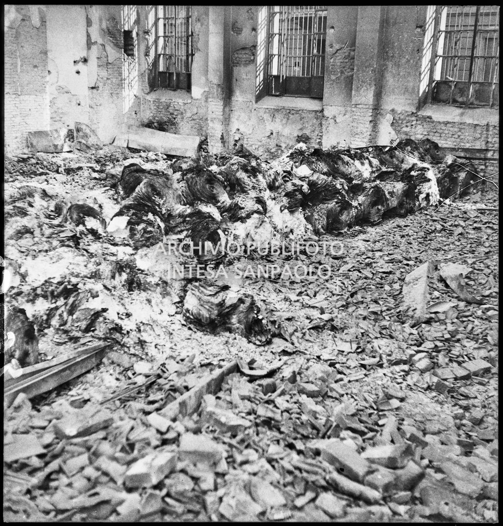 Deposito carta del Corriere della Sera, presumibilmente in via Maloia a Milano, distrutto dai bombardamenti