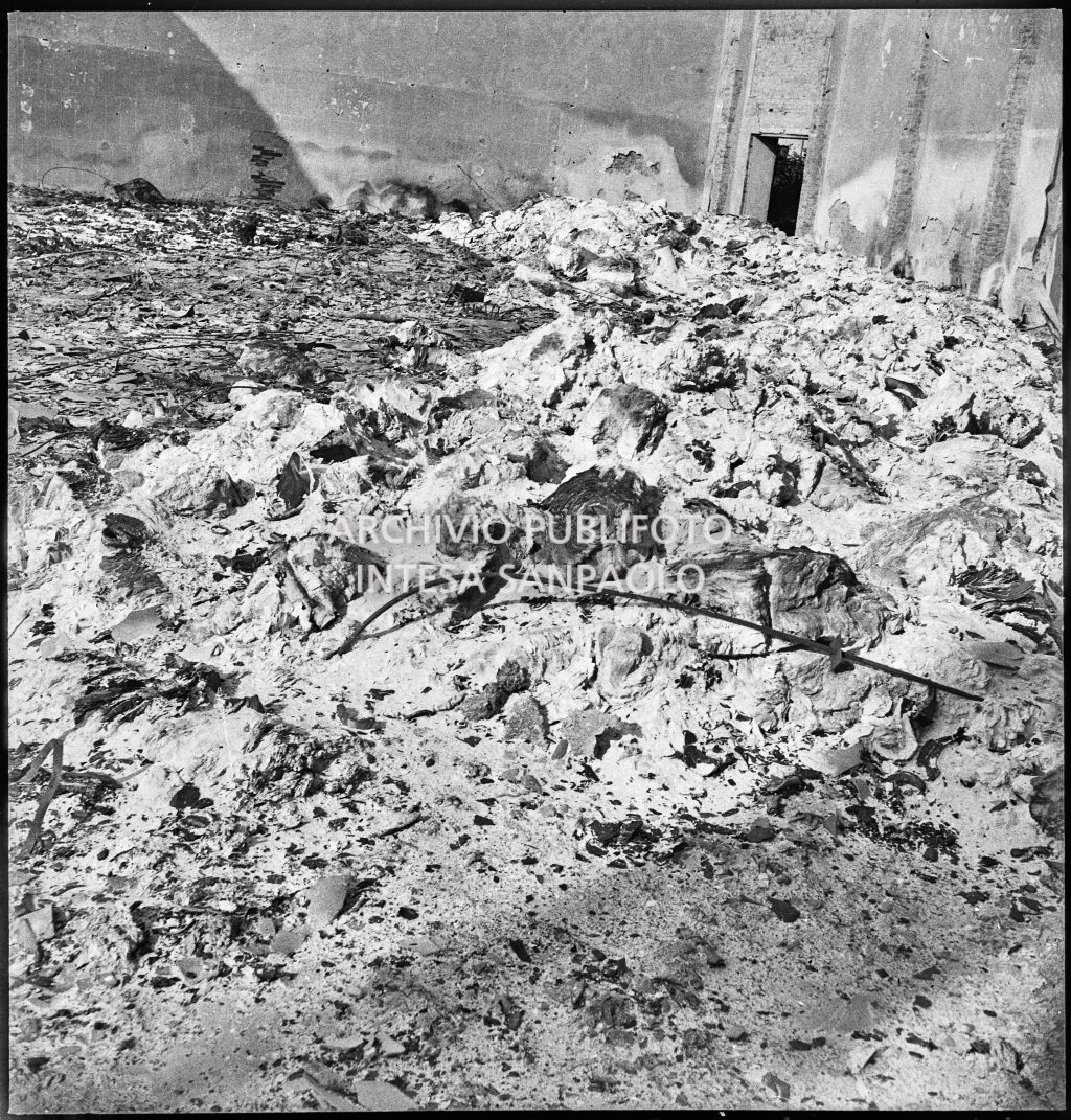 Deposito carta del Corriere della Sera, presumibilmente in via Maloia a Milano, distrutto dai bombardamenti