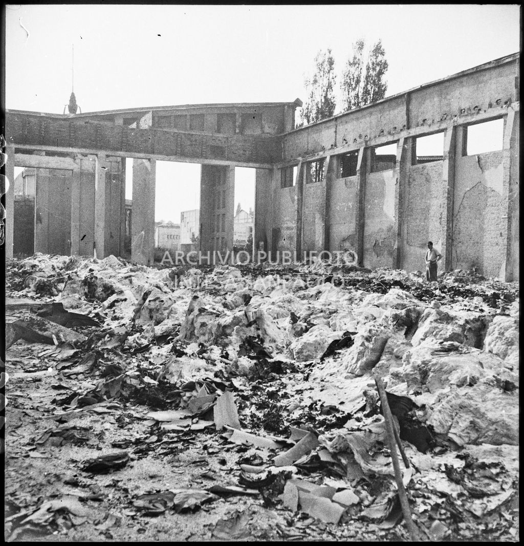 Deposito carta del Corriere della Sera, presumibilmente in via Maloia a Milano, distrutto dai bombardamenti