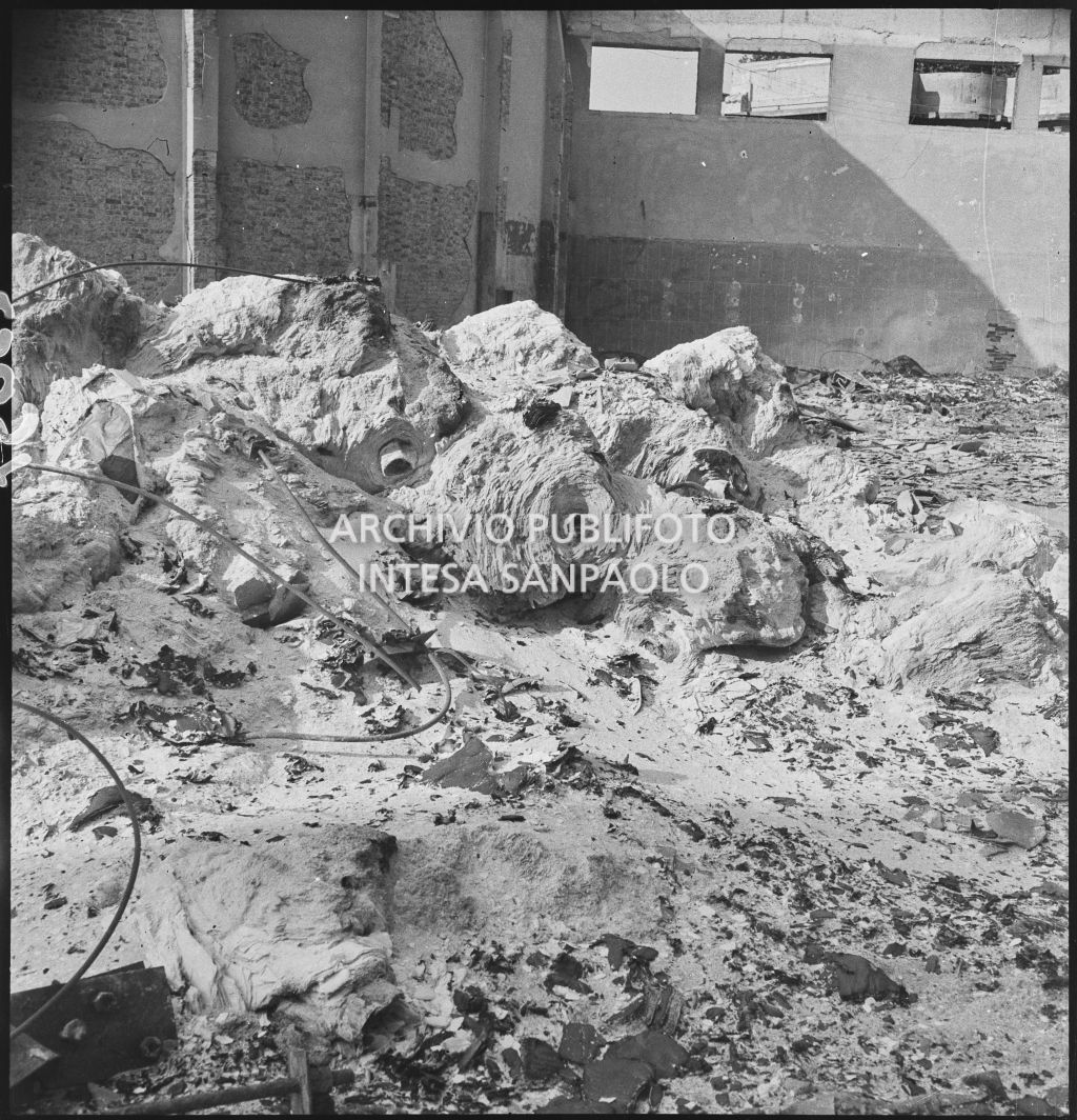 Deposito carta del Corriere della Sera, presumibilmente in via Maloia a Milano, distrutto dai bombardamenti