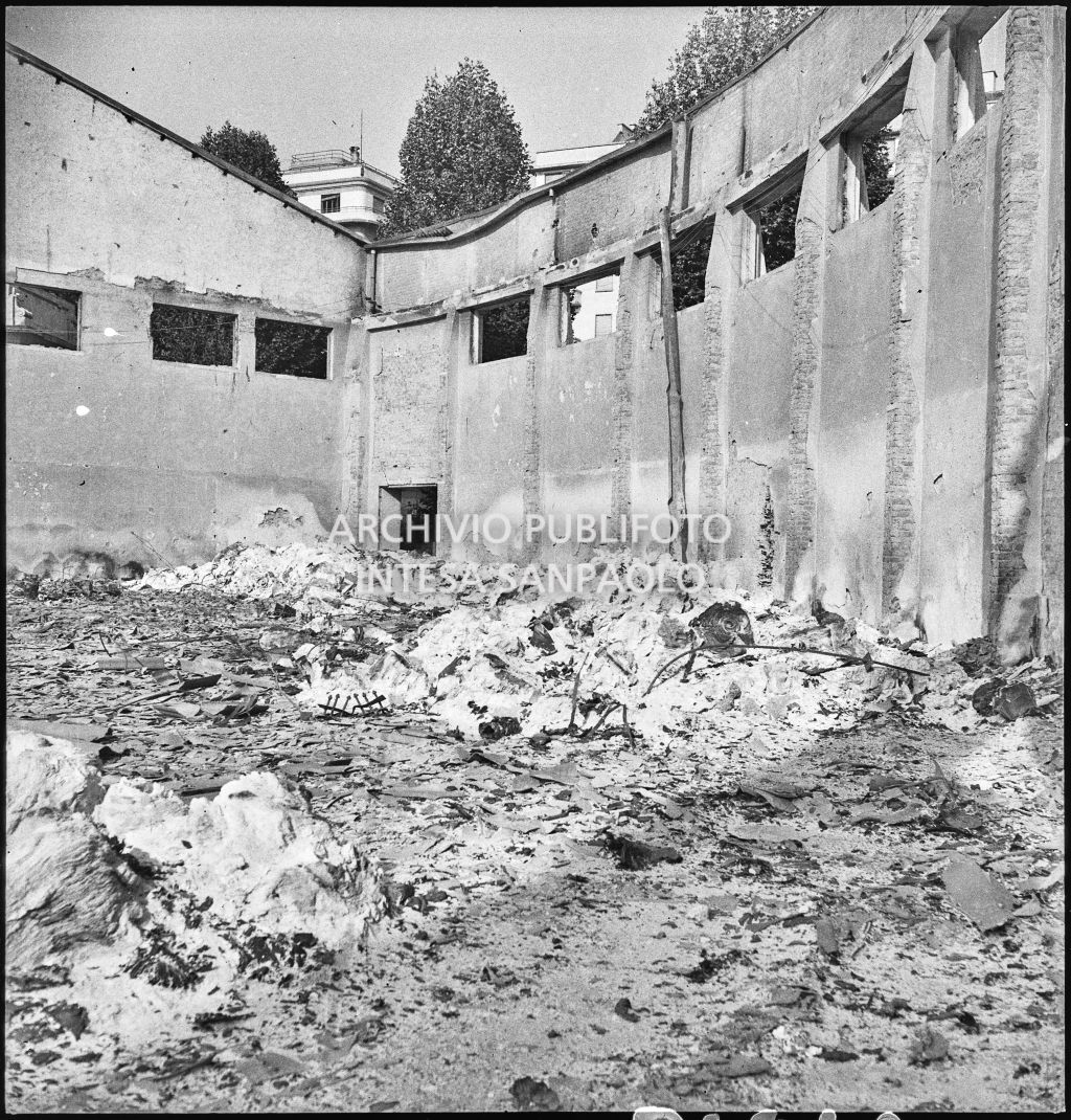 Deposito carta del Corriere della Sera, presumibilmente in via Maloia a Milano, distrutto dai bombardamenti