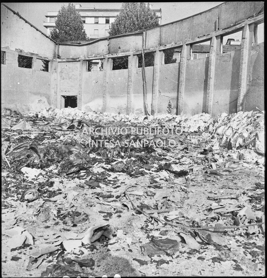 Deposito carta del Corriere della Sera, presumibilmente in via Maloia a Milano, distrutto dai bombardamenti
