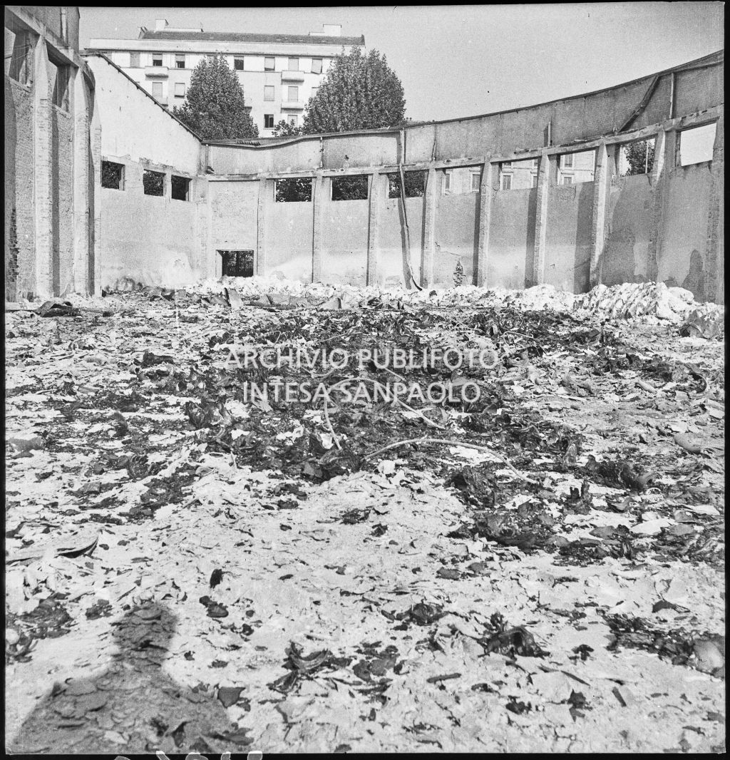 Deposito carta del Corriere della Sera, presumibilmente in via Maloia a Milano, distrutto dai bombardamenti