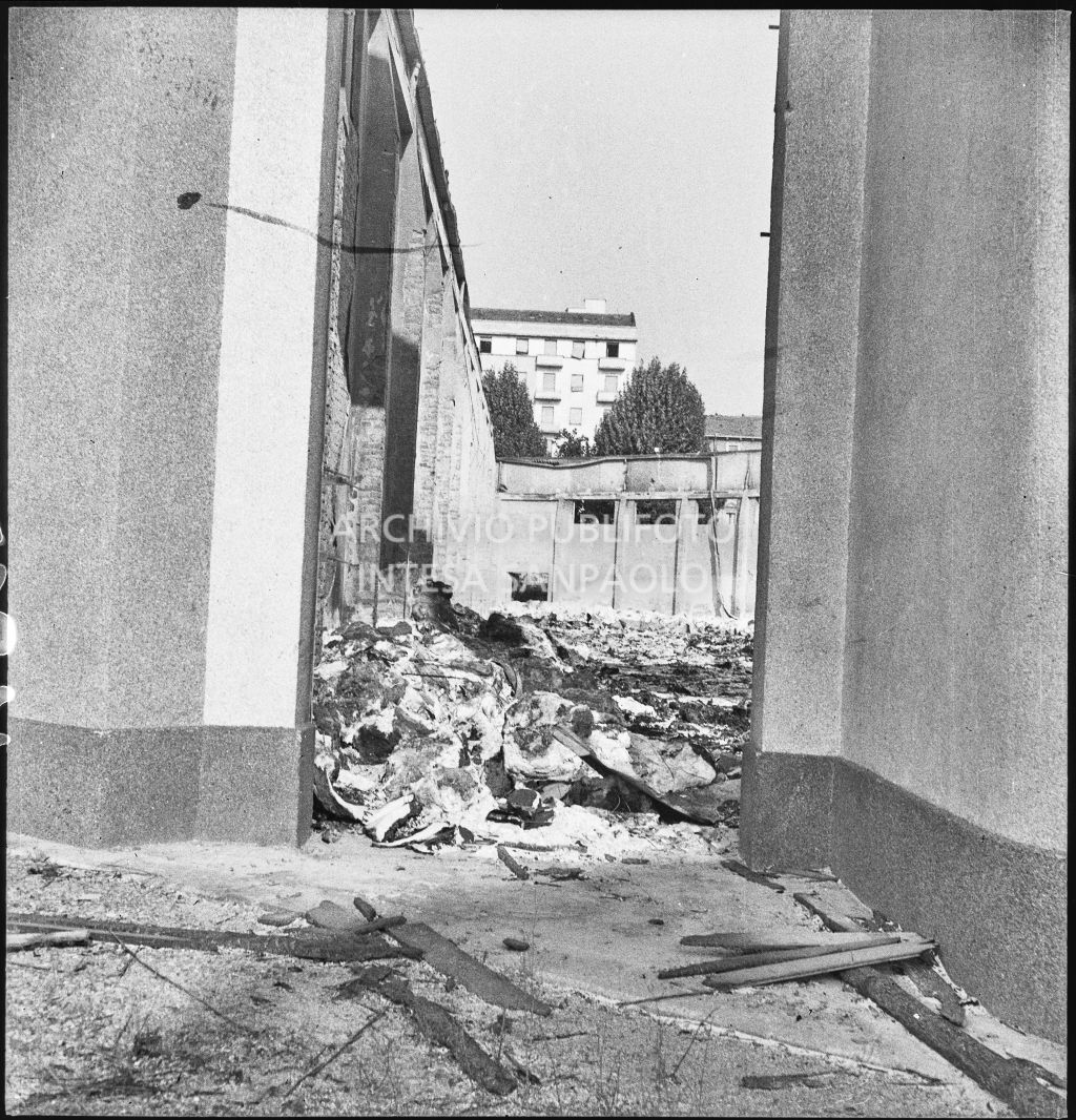 Deposito carta del Corriere della Sera, presumibilmente in via Maloia a Milano, distrutto dai bombardamenti