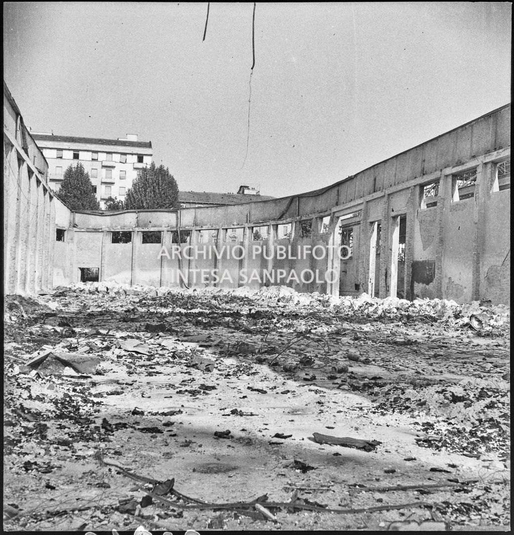 Deposito carta del Corriere della Sera, presumibilmente in via Maloia a Milano, distrutto dai bombardamenti