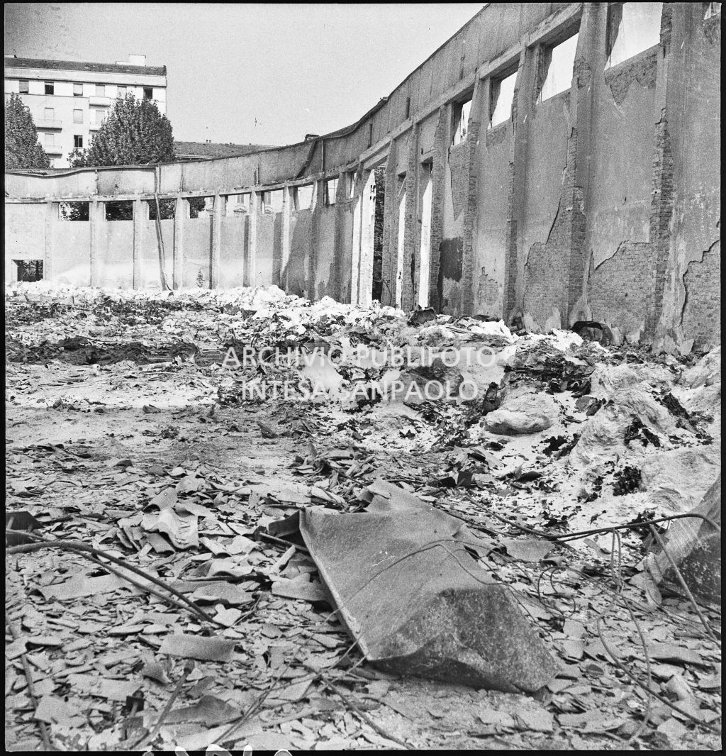 Deposito carta del Corriere della Sera, presumibilmente in via Maloia a Milano, distrutto dai bombardamenti