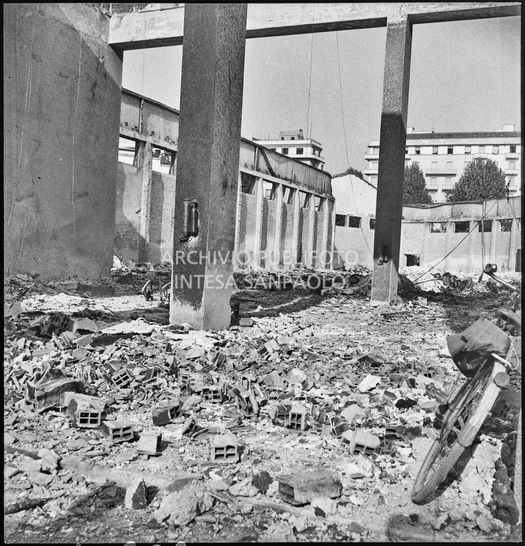Deposito carta del Corriere della Sera, presumibilmente in via Maloia a Milano, distrutto dai bombardamenti