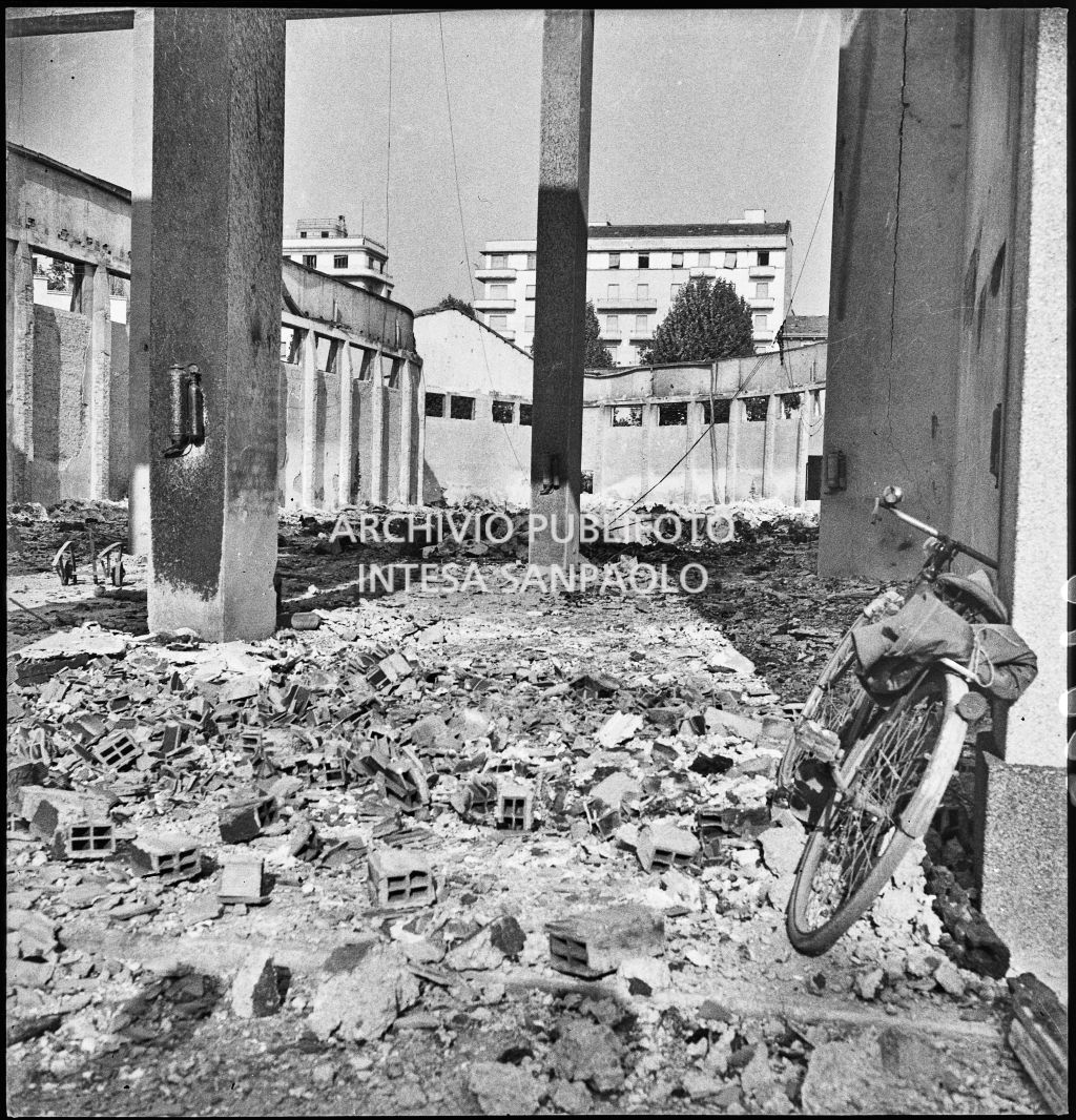 Deposito carta del Corriere della Sera, presumibilmente in via Maloia a Milano, distrutto dai bombardamenti