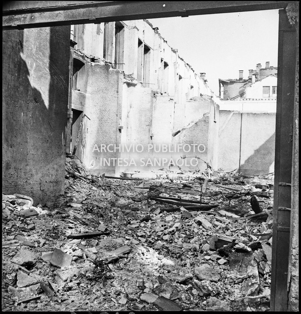 Deposito carta del Corriere della Sera, presumibilmente in via Maloia a Milano, distrutto dai bombardamenti