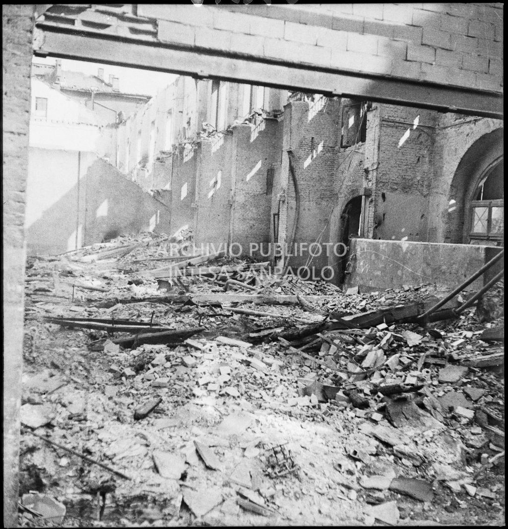 Deposito carta del Corriere della Sera, presumibilmente in via Maloia a Milano, distrutto dai bombardamenti