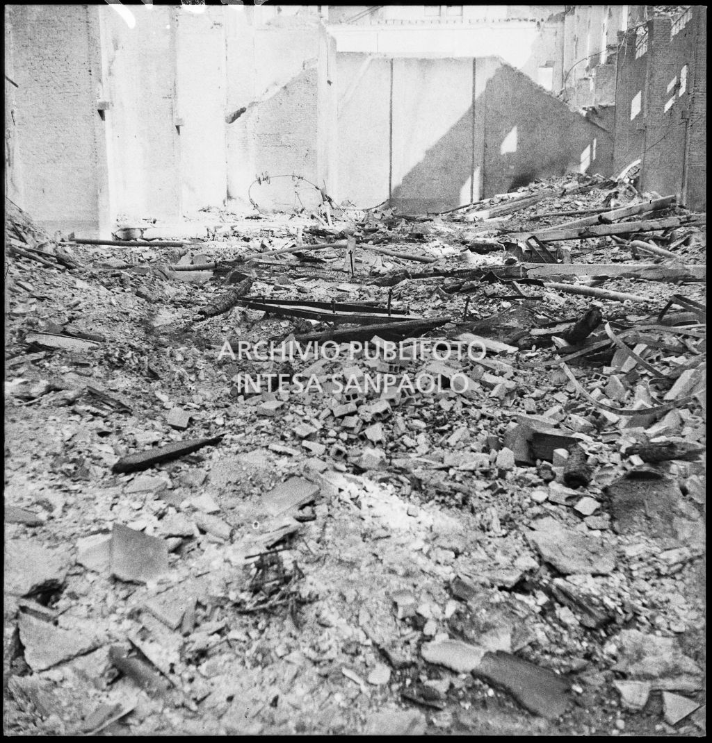 Deposito carta del Corriere della Sera, presumibilmente in via Maloia a Milano, distrutto dai bombardamenti