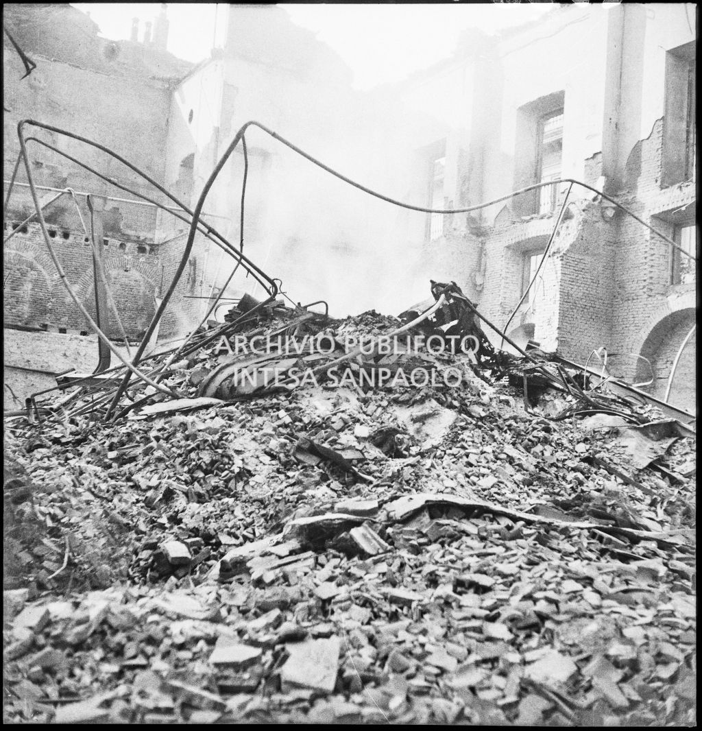 Deposito carta del Corriere della Sera, presumibilmente in via Maloia a Milano, distrutto dai bombardamenti