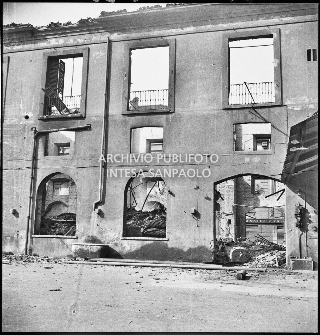 Deposito carta del Corriere della Sera, presumibilmente in via Maloia a Milano, distrutto dai bombardamenti