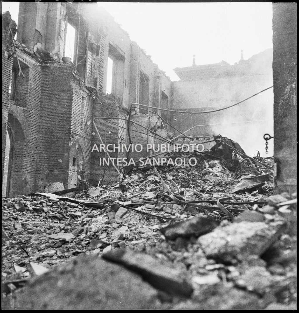 Deposito carta del Corriere della Sera, presumibilmente in via Maloia a Milano, distrutto dai bombardamenti