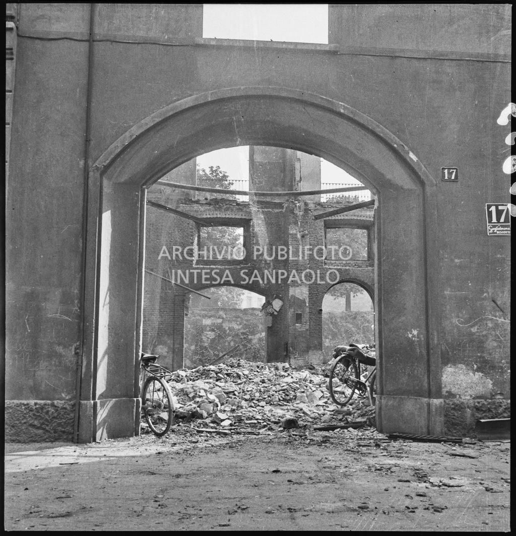 Deposito carta del Corriere della Sera, presumibilmente in via Maloia a Milano, distrutto dai bombardamenti
