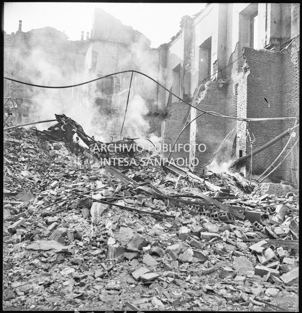 Deposito carta del Corriere della Sera, presumibilmente in via Maloia a Milano, distrutto dai bombardamenti