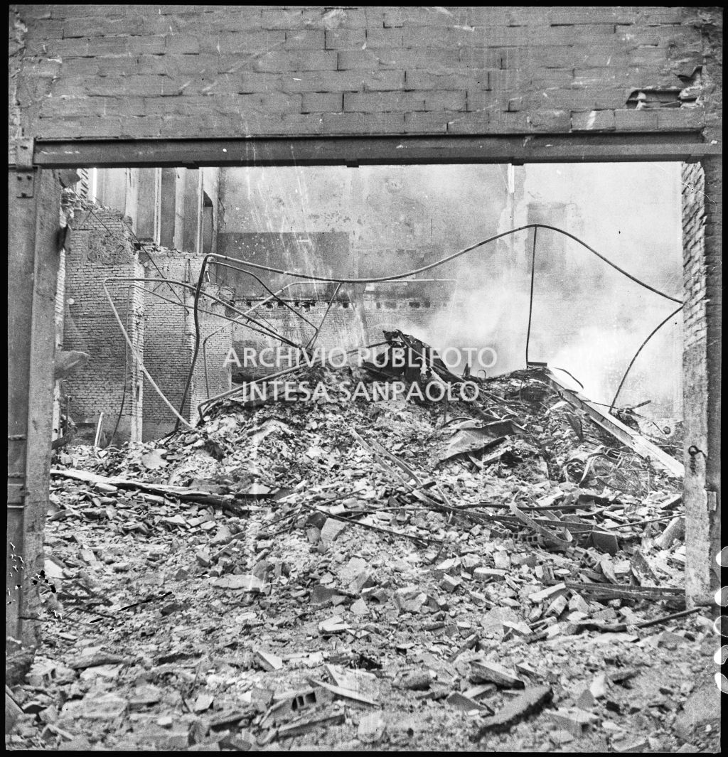 Deposito carta del Corriere della Sera, presumibilmente in via Maloia a Milano, distrutto dai bombardamenti