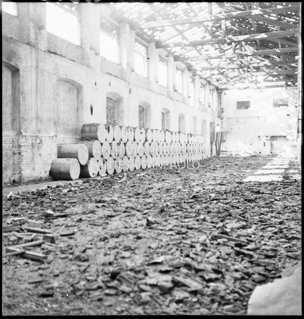 Deposito carta del Corriere della Sera, presumibilmente in via Maloia a Milano, distrutto dai bombardamenti