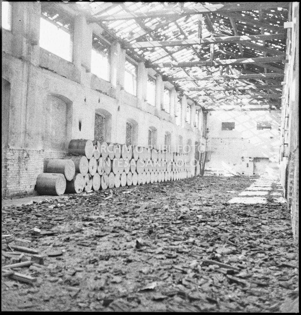 Deposito carta del Corriere della Sera, presumibilmente in via Maloia a Milano, distrutto dai bombardamenti